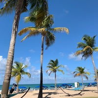 Foto scattata a Sirena @ Courtyard by Marriott Isla Verde Beach Resort da Melissa il 1/22/2019