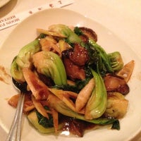 Das Foto wurde bei Moon Palace Restaurant von Shuang W. am 10/25/2012 aufgenommen