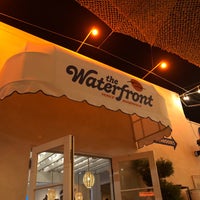 12/2/2018 tarihinde Caroline G.ziyaretçi tarafından On the Waterfront Cafe'de çekilen fotoğraf