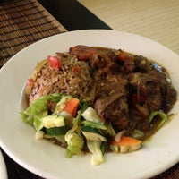 Das Foto wurde bei Sattdown Jamaican Grill von Alejandra M. am 5/2/2013 aufgenommen