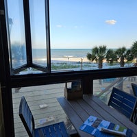 Photo taken at Riptydz Oceanfront Grill And Rooftop Bar by Pepijn V. on 5/3/2023
