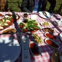 Das Foto wurde bei Derin Bahçe Restaurant von Özdemir Ç. am 4/21/2019 aufgenommen