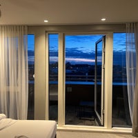 Foto diambil di Room With A View Luxury Apartment Hotel oleh Ahmed 🌍 pada 5/5/2022