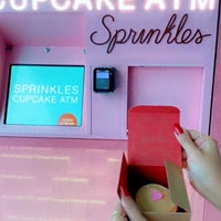 Foto tomada en Sprinkles Chicago ATM  por SARA 🌸 el 10/20/2021