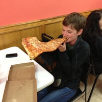 5/9/2013 tarihinde Amy M.ziyaretçi tarafından Jumbo Slice Pizza'de çekilen fotoğraf
