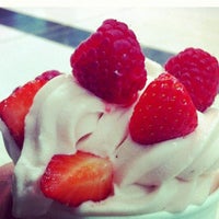 รูปภาพถ่ายที่ Zen Yogurt &amp;amp; Smoothies โดย Zen Yogurt เมื่อ 9/26/2012