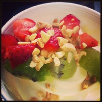 รูปภาพถ่ายที่ Zen Yogurt &amp;amp; Smoothies โดย Zen Yogurt เมื่อ 1/25/2013