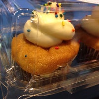 Foto diambil di Cupcakes-A-Go-Go oleh Meredith C. pada 6/20/2014
