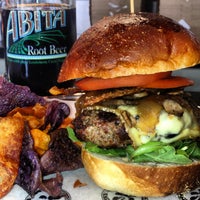 รูปภาพถ่ายที่ Charcoal&amp;#39;s Gourmet Burger Bar โดย Jack W. เมื่อ 4/29/2013