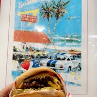 Photo taken at In-N-Out Burger by Salman 🐋 on 8/12/2021