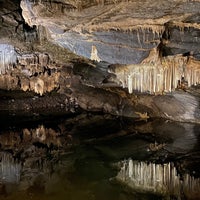 รูปภาพถ่ายที่ Le Domaine des Grottes de Han / Het Domein van de Grotten van Han โดย Indra S. เมื่อ 7/10/2022