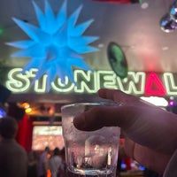 รูปภาพถ่ายที่ Stonewall Hotel โดย ~Caballeros.Societies~ เมื่อ 4/14/2023