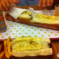 Foto tirada no(a) Vic&amp;#39;s Hot Dog Gourmet por Adriana Brandão M. em 7/18/2013