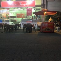 Foto scattata a Deen Burger Bakar da Anhar H. il 2/8/2014