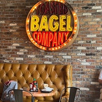 Photo taken at Toasted Bagelry &amp;amp; Deli by Maitê A. on 7/25/2022