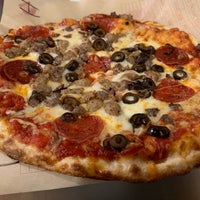 รูปภาพถ่ายที่ Mod Pizza โดย Mark M. เมื่อ 8/25/2019