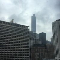 Foto diambil di Courtyard Chicago Downtown/Magnificent Mile oleh A.B pada 12/31/2021