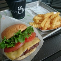 Photo taken at Shake Shack by tama_space on 2/21/2017