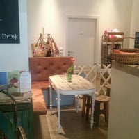 รูปภาพถ่ายที่ CaféBar FreudenGrün โดย Nataia L. เมื่อ 3/24/2016