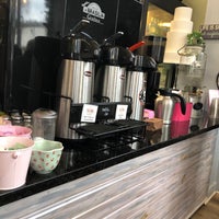 Das Foto wurde bei Tres Belle Cakes and Coffee Shop von Alex am 3/2/2019 aufgenommen