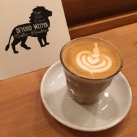 Foto scattata a Madal Cafe - Espresso &amp;amp; Brew Bar da Gábor F. il 10/19/2015