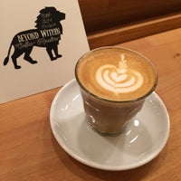 Foto scattata a Madal Cafe - Espresso &amp;amp; Brew Bar da Gábor F. il 10/19/2015