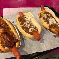 Foto diambil di Pink&amp;#39;s Hot Dogs oleh Javier Arturo R. pada 10/28/2021