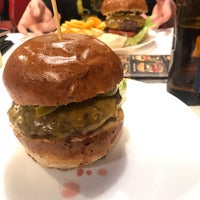 Photo taken at Tom&amp;#39;s Burger by Nik P. on 9/22/2019