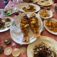 Foto scattata a Anbariyah Seafood da T•Q il 5/16/2024