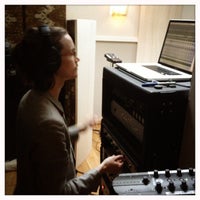 4/26/2013에 Amina N.님이 The Velvet Overlook Recording Studios에서 찍은 사진