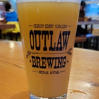 Foto diambil di Outlaw Brewing oleh Maureen D. pada 11/1/2022