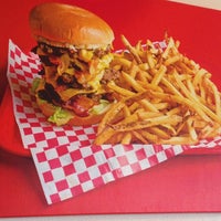 รูปภาพถ่ายที่ Dave&amp;#39;s Burger Barn โดย Kim S. เมื่อ 7/29/2013