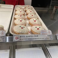 Photo taken at Krispy Kreme Doughnuts by 芽 曽. on 12/7/2021