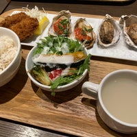 Das Foto wurde bei Oyster Table von 芽 曽. am 10/3/2021 aufgenommen