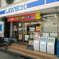 Photo taken at ローソン 西新宿一丁目店 by 枝郎 on 7/25/2022