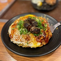Photo taken at Chinchikurin Hiroshima Okonomiyaki by Clark P. on 11/28/2022