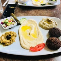Das Foto wurde bei Salam Restaurant von Lucyan am 5/25/2018 aufgenommen