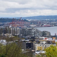 Photo taken at Highland. Drive, The Old Queen Anne Hill by Lucyan on 4/18/2020