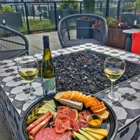 รูปภาพถ่ายที่ Cure Seattle | Capitol Hill Bar &amp;amp; Charcuterie โดย Lucyan เมื่อ 4/4/2020