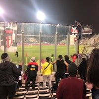 Das Foto wurde bei Estadio Monumental David Arellano von Sebastián E. am 8/16/2019 aufgenommen
