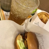 Photo taken at MOS Burger by 碧棺 左. on 6/12/2019