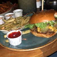 Foto diambil di Jamy&amp;#39;s Burger oleh M pada 11/9/2021