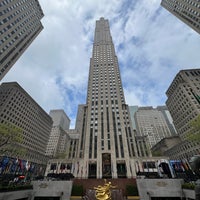 รูปภาพถ่ายที่ Rockefeller Plaza โดย Meshal 👾 เมื่อ 4/20/2024