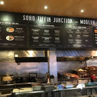 Das Foto wurde bei Soho Tiffin Junction – Burgers &amp;amp; Bowls von Tiffany W. am 5/8/2018 aufgenommen