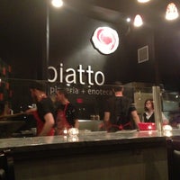 Снимок сделан в Piatto Pizzeria + Enoteca пользователем Kit P. 4/14/2013