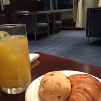 Photo taken at Airport Lounge - North Pier by むさしのみかん m. on 12/30/2016