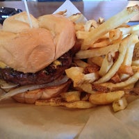 Foto diambil di Ivy&amp;#39;s Burgers, Hot Dogs and Fries oleh Russell S. pada 7/7/2013