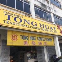 Photo taken at Tong Huat Confectionary 东发饼家 by Chooi Mun on 7/27/2019