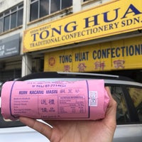 Photo taken at Tong Huat Confectionary 东发饼家 by Chooi Mun on 7/27/2019