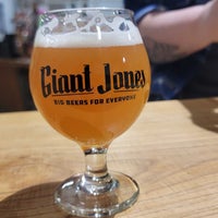 รูปภาพถ่ายที่ Giant Jones Brewing Company โดย Adam S. เมื่อ 2/11/2023